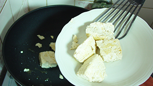 豆腐の両面に軽く焼き色がつくまで焼いて、いったん取り出す
