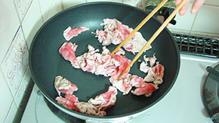 豚肉を加えて、色が変わるまで炒める