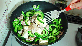 豆腐を戻し入れ、大きく合わせる