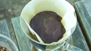 粉が膨らんでぷっくりと山型に盛り上がってきたら、そのまま30秒ほど蒸らす