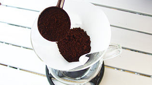 コーヒーの粉を人数分入れている