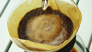 4回目のお湯を注いでいる