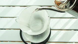 コーヒーの粉を入れる前に、お湯をたっぷり注いで紙を洗っている