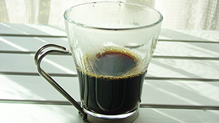 お湯を入れて温めておいたカップの1/3量までコーヒーを入れている