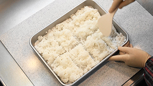 口の中でほろ崩れるおにぎりレシピ:ご飯を8等分にラインをひく