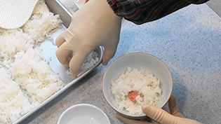 具を真ん中にのせ、上にご飯をかぶせる
