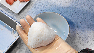 裏返して3回繰り返し、手に持っても崩れないでご飯粒に空間ができていれば成功