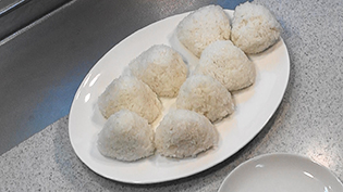 残りのご飯と具で同様に8個握る