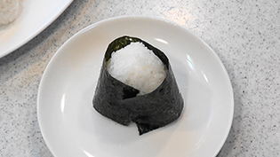 おにぎりに海苔を巻く
