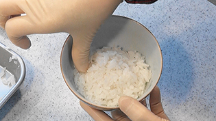 ご飯の周囲を指で押さえる