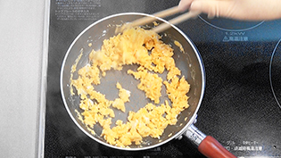 油をひいたフライパンで炒り卵を作る