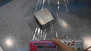 牛乳パックの内側にサランラップを敷く
