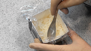 50gのご飯を型に入れる