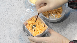 炒り卵をご飯の上にのせる