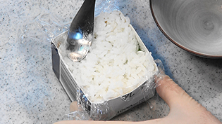 残りのご飯をのせて、後から崩れないように押さえておく