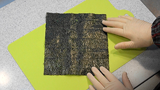 崩れたり失敗しないおにぎらずの作り方:海苔をひし形に置く