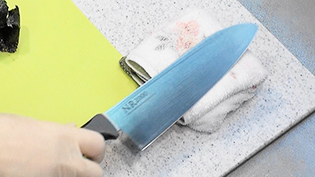 包丁の刃を濡れ布巾でふく