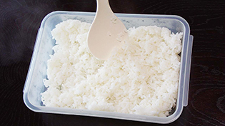 ガッテン流ふんわりおいしいおにぎりの作り方:炊けたらすぐにバットに移し、ご飯をほぐす