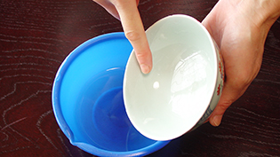 お茶碗の内側に指で塩水を少しつける