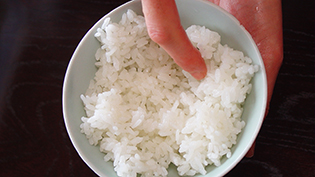 指でご飯粒がダマになっている部分をほぐす