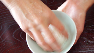 浮かした部分を指のひらでそっと押さえて、お茶碗の中で回転させる