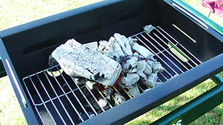 ソース焼きそばの作り方:炭火を起こす