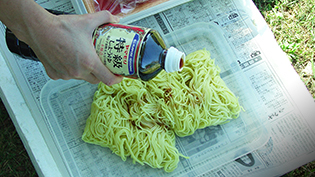 ソース焼きそばの作り方:麺に醤油をかけてほぐす