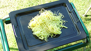 麺を鉄板に入れて1分ほど置いて焦げ目をつける