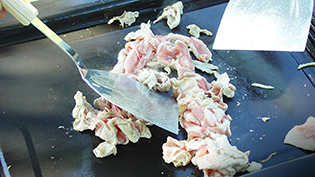 豚肉を炒める