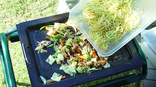 そばとイカ天を加えて、野菜と混ぜる