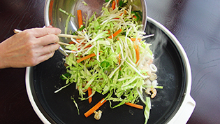 野菜を加えて軽く炒める