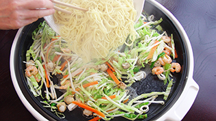 一度取りだした麺を加える