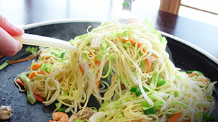 麺に汁気を吸わせるようにして炒める