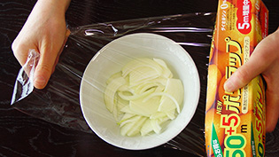 耐熱皿に入れた玉葱に軽くラップしている