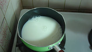 鍋に水と牛乳を入れて火にかけている