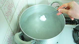 鍋にたっぷりの湯を沸かし、1%の塩を加えている