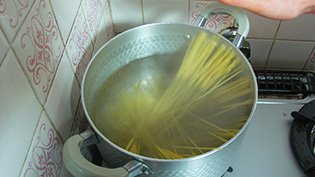 パスタを入れてアルデンテにゆでている