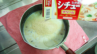 シチューの素を振り入れている