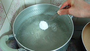たっぷりの湯を沸かし、1%の塩を加えている