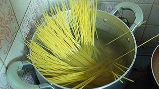 パスタを入れてアルデンテにゆでている
