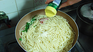 パルメザンチーズをふっている