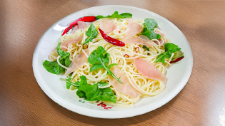 皿に盛って、残りのルッコラと生ハムを散らした