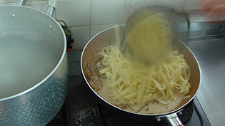 アルデンテに茹でたパスタを加えてソースをからませている