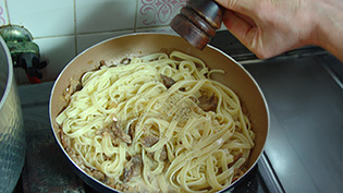 塩、胡椒で味をととのえている