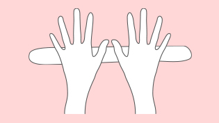 閉じ目を下にして押し転がしながら20cmぐらいの棒状に伸ばしていく