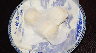 乾燥しないようにぬれたキッチンペーパーをかけて15分休ませている