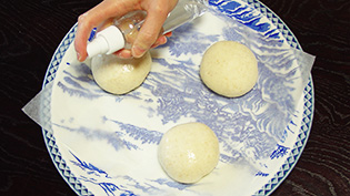 乾燥しないように霧吹きをかけている