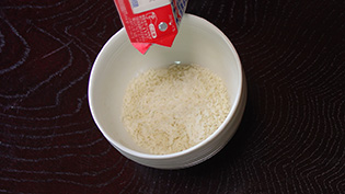 パン粉と牛乳を混ぜて湿らせている