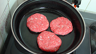 フライパンに薄く油をひき、中火で1分程焼いて焼き目をつけている