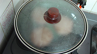 水を少々入れ、ふたをして2〜3分蒸し焼きしている